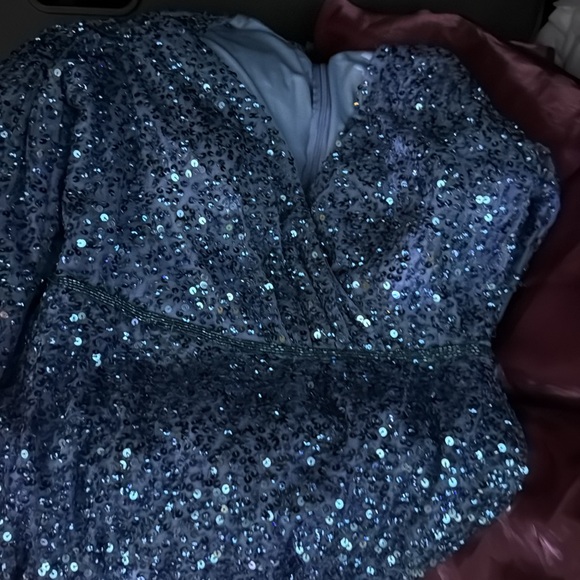 MAC DUGGAL
Puff Shoulder Sequined Surplice Gown new with tag size 8 - Picture 4 of 8